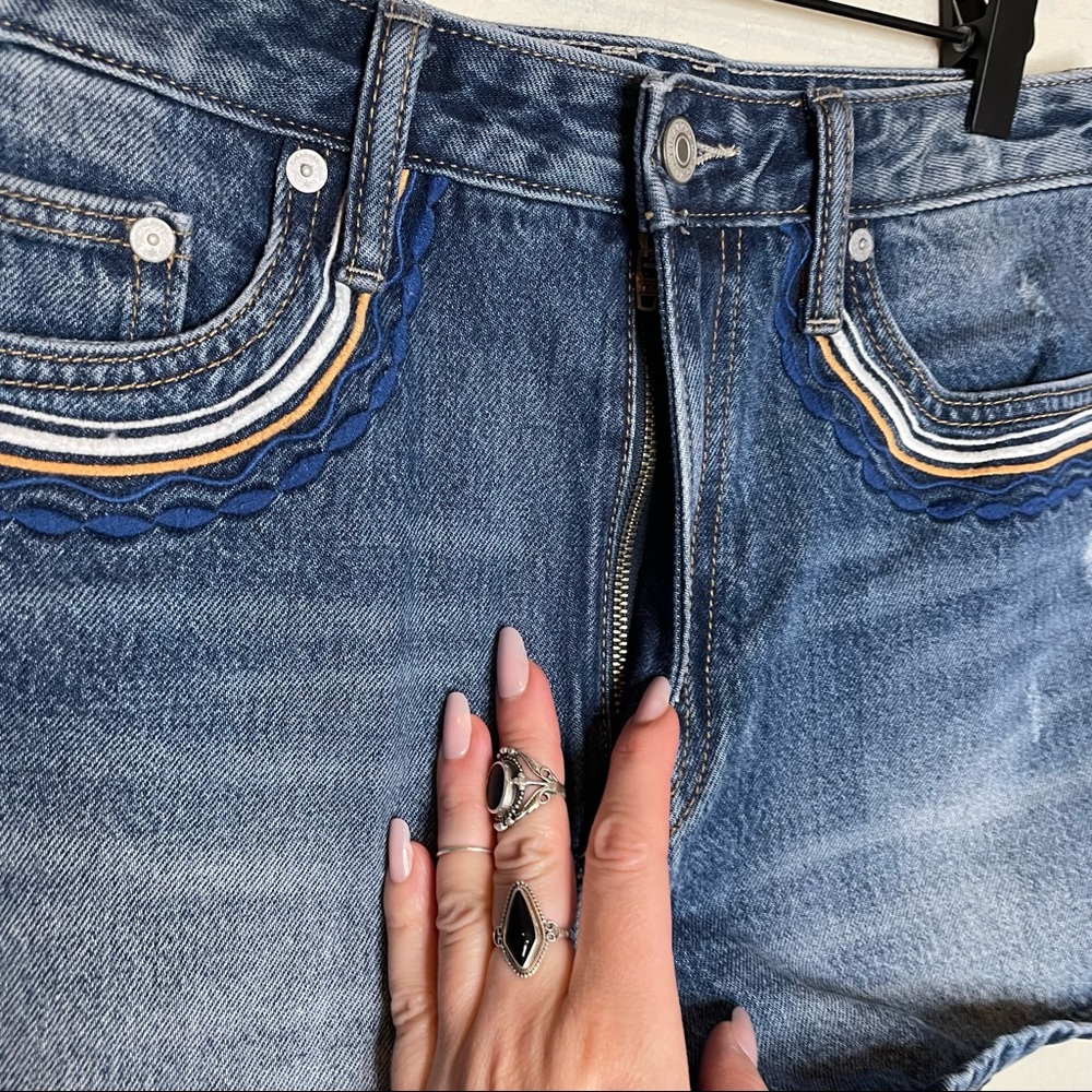 Tularosa High Rise Denim Shorts With Embroidered Pockets - Picture 4 of 10